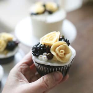 How to Make Buttercream Berries and Rosehips